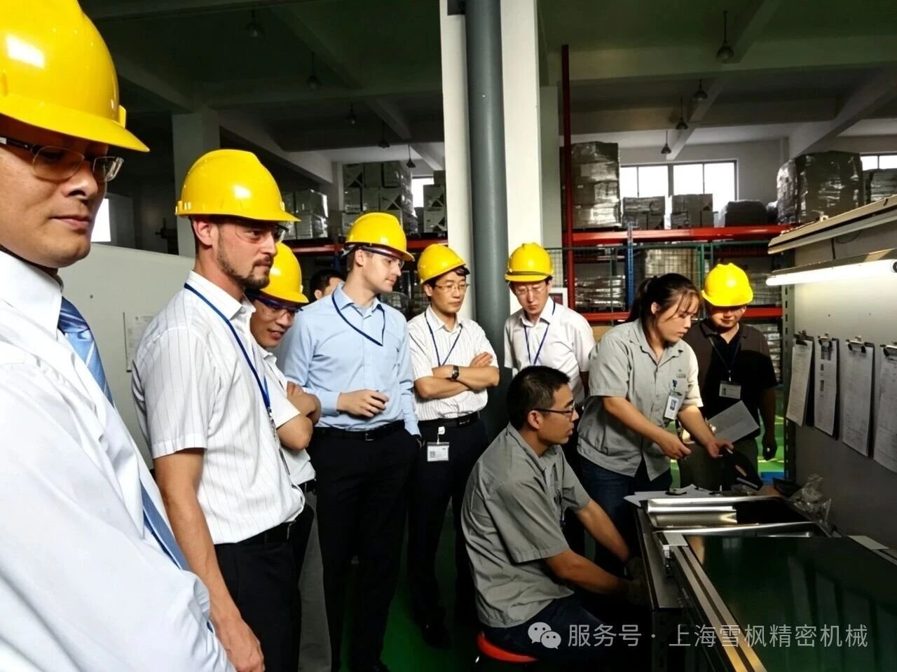 彭总在注塑车间和客户交流产品状态